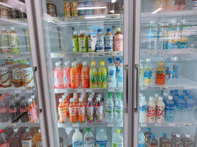 寮近くには商店があるので、飲み物やお菓子なども買えますよ！