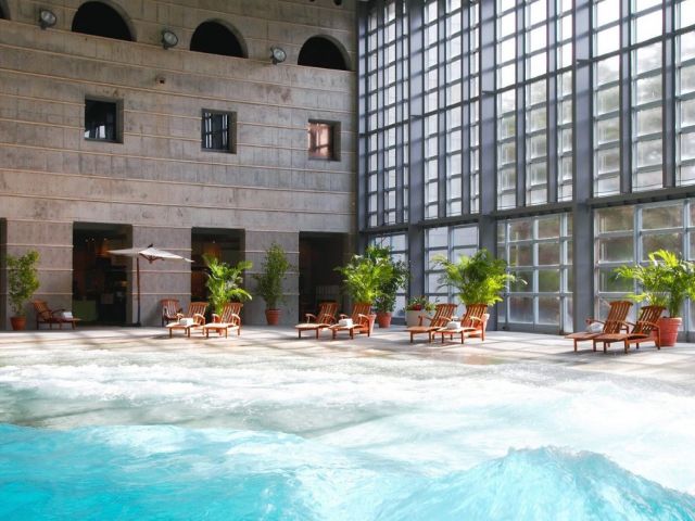 ホテル内の屋内プールのお仕事です！