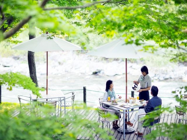 春から秋にかけては渓流沿いのテラスで朝食提供などもあります。マイナスイオンたっぷりです☆