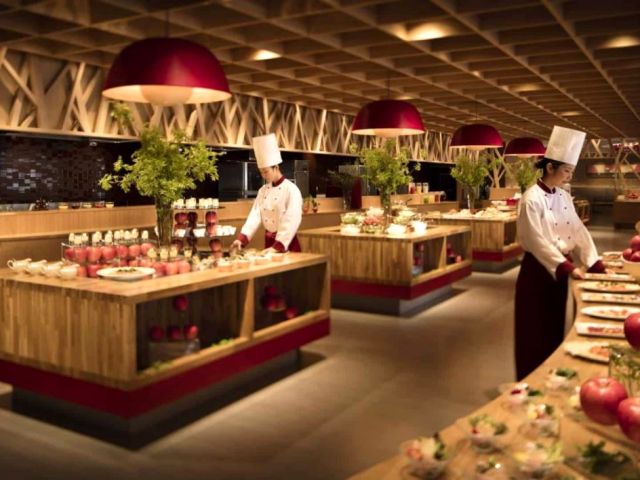 青森りんごの魅力がたっぷりつまった個性的なレストラン会場です。スタッフさんのメイン職場です