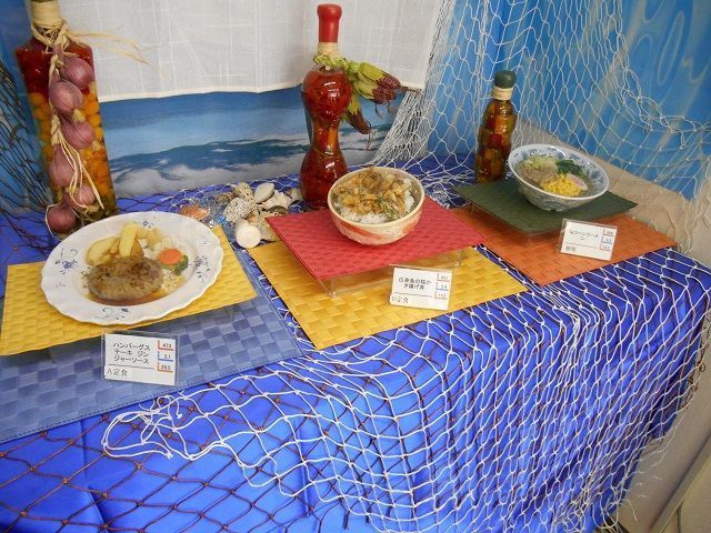 美味いと有名な食事は二食付きです。メニューは三種類から選べます。今日は何にしようかな？