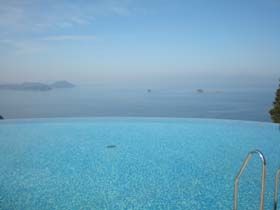 【職場環境】ホテルのプールから海を見下ろします。