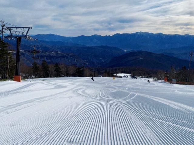休日はダイナミックなゲレンデも楽しんじゃおう!!パウダースノーで雪質が良いと評判ですよ♪