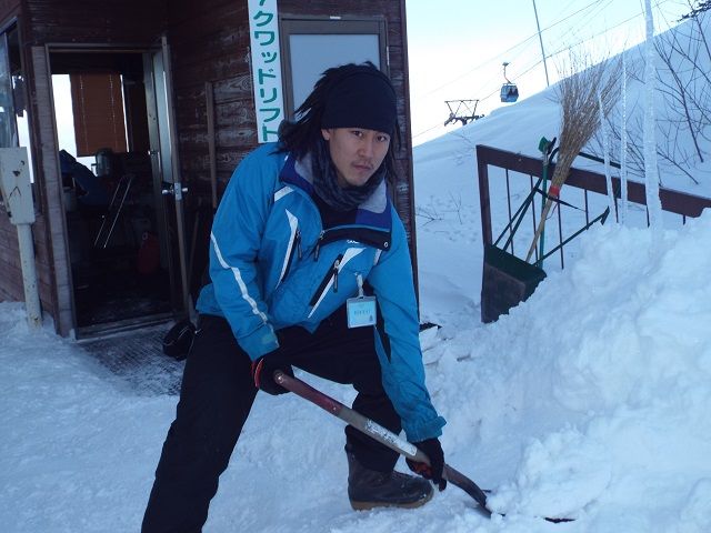 リフトはスキーヤーやスノーボーダーの安全を守るお仕事です!!優しくサポートお願いします。