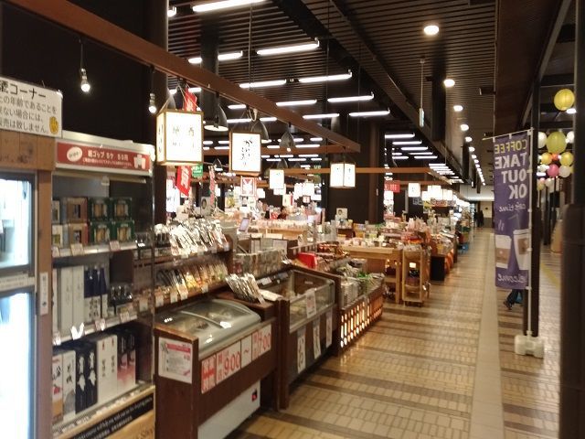 越後湯沢駅には大きな売店があり駅地下にはドラッグストアやコンビニも揃っています！