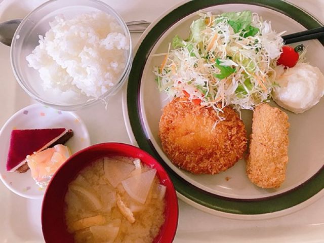 食事も毎日無料！ボリューム満点でスタッフさんにも好評です♪