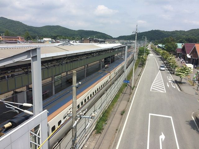 駅を降りたら目の前のスキー場！！東京へのアクセスもバッチリです。高速バスも出てますよ。