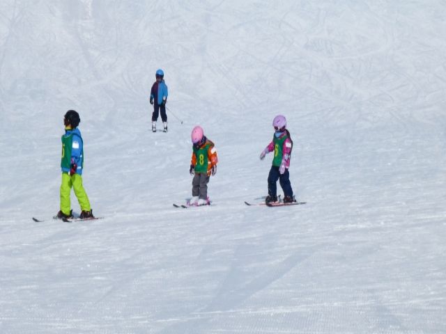 小学生へのスキーの滑り方をレクチャーしてもらいます♪