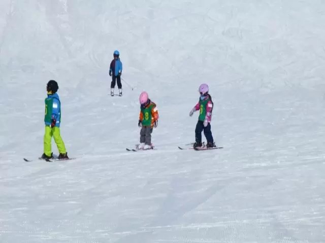 小学生へのスキーの滑り方をレクチャーしてもらいます♪