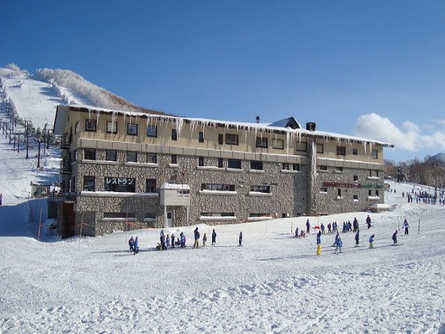 寮はこちら！建物の周り360度ゲレンデです。歩いて10分ほどでナイター完備のゲレンデ有♪