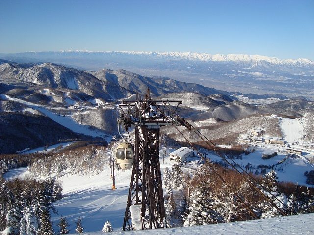 ゲレンデ山頂からの眺めは他のスキー場に負けません！志賀高原の景色は絶景ですよ～。