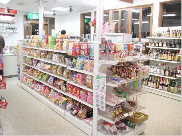 ～生活便利！徒歩１・2分のコンビニあり～
身の回りの買い物はYショップかホテルの売店で◎