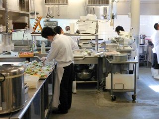 楽しい職場、個室寮、風呂トイレ付、WIFI完備、天然温泉入浴可能!