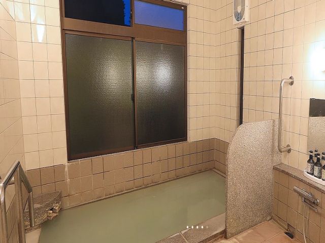 寮内のお風呂のお写真です。
温泉入浴もリゾバの醍醐味ですよね！