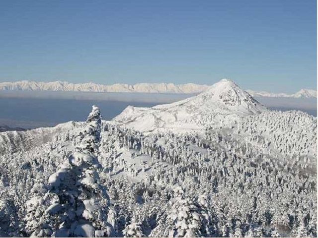 晴れた日には、志賀高原のシンボルでもある、笠岳越しに絶景の北アルプスを、眺望できます！