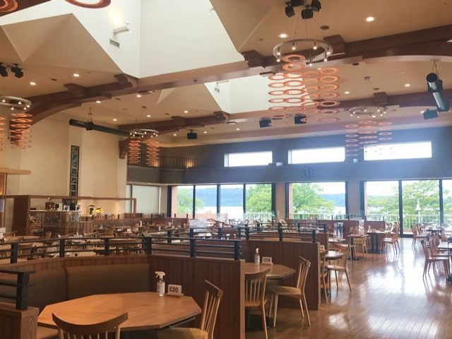 綺麗なバイキング会場！
忙しいけどやりがいのあるお仕事ですよ