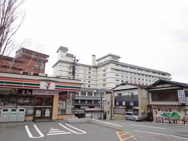 温泉街にはコンビニやドラッグストアもあり生活も便利です。