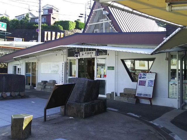 東京からも程近い伊豆エリアです。こちらが温泉街の玄関でもある「伊豆稲取駅」です。