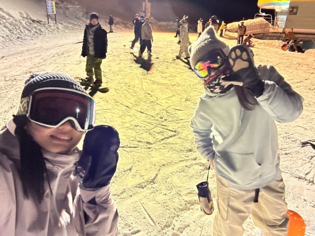 リゾバスタッフも多数♪!勤務終了後は近隣スキー場でナイターも滑れますよ☆