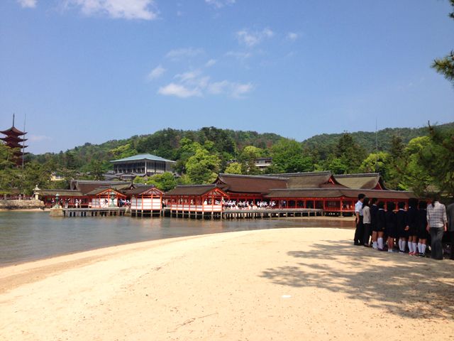 厳島神社の直ぐそばで生活。