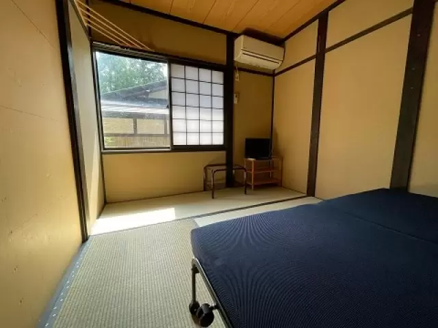 寮のお部屋はこんな感じ♪
共同のユニットバスのお風呂トイレもついていて快適に過ごせます!!