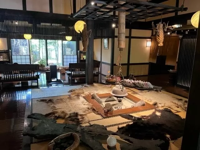 立派な囲炉裏が出迎えてくれます！
清潔感があり、働きやすいですよ～♪