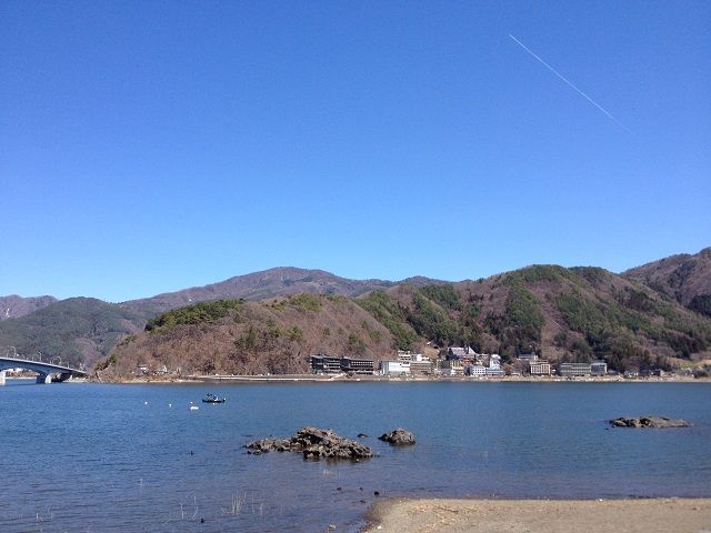 河口湖は、観光的なボートなどもたくさんです。暖かい日には多くの観光客もいて賑わってます。