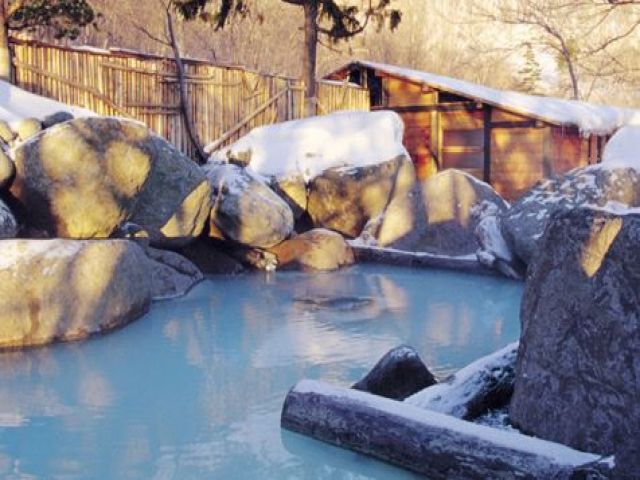 乳白色の硫黄泉は美肌の湯としても有名です♪
