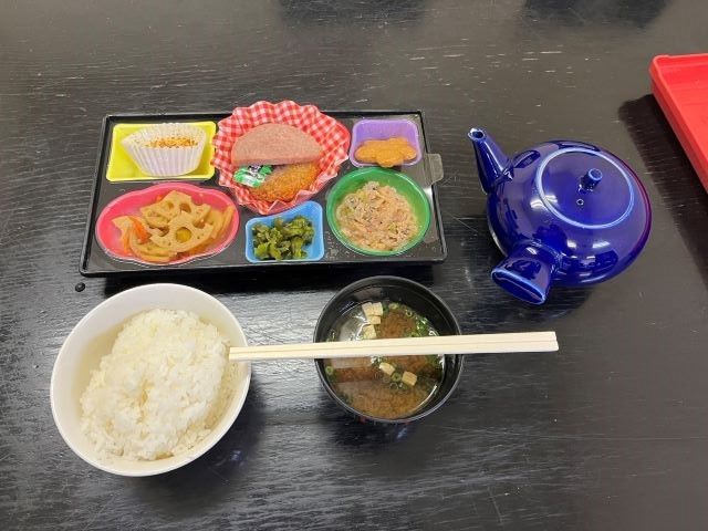 まかないのお弁当です！バランスよく食べられるのでおすすめですよ！