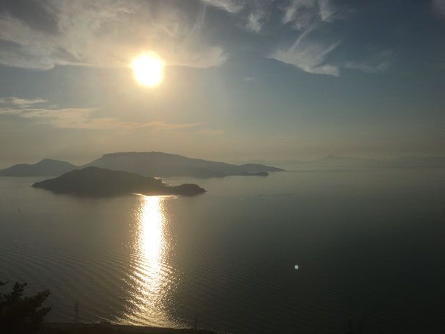 瀬戸内海の海に沈む夕日は絶景です。