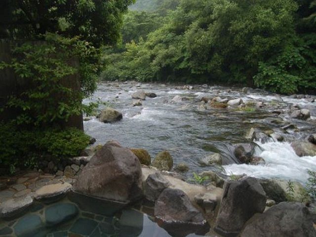 目の前を清流が流れる秘湯のような露天風呂★箱根の上質な温泉を最高の景色と共にお楽み下さい♪