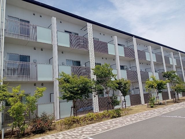 寮は新しく綺麗ですよ☆もちろんwifi完備！徒歩圏内にコンビニや飲食店もあり生活環境◎
