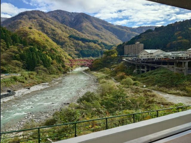 施設のロビーからの眺め！四季折々どの季節でも楽しめる温泉地です。
