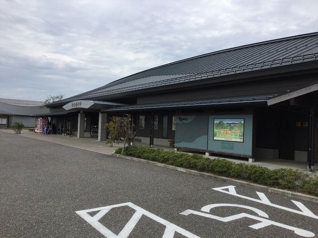バス停があるいわむろやです。いわむろやは観光案内所です。岩室温泉のランドマークです☆☆
