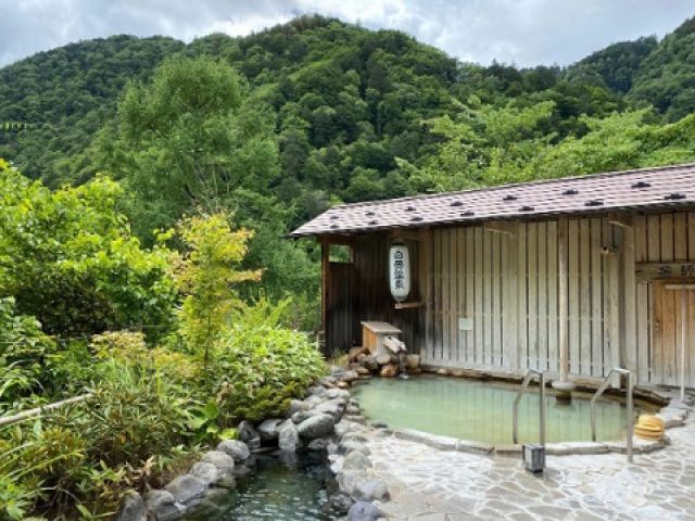 自慢の秘湯を堪能!!飲めちゃうくらい健康にいい泉質が魅力♪仕事終わりの疲れ吹っ飛びます!!