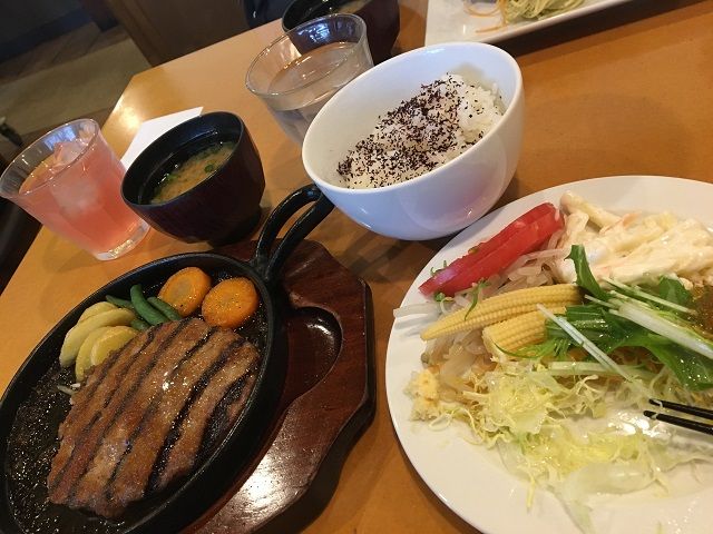 近くの洋食屋の飛騨牛ハンバーグです！！近隣には飲食店もたくさんあります♪