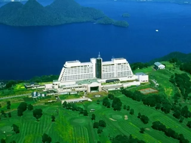 ポロモイ山の山頂にそびえ立つホテルです。
非現実感を味わえる環境でリゾバはいかが？