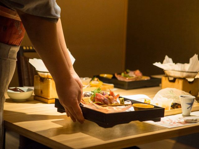 ＼大型ホテルで会席料理の配膳のお仕事／
和装の制服！従業員が多い賑やかなホテルです