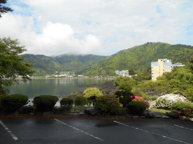 目の前には精進湖が広がるホテルです。朝起きて深呼吸して自然を楽しみましょう！