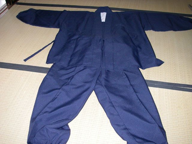 制服はサムエで動きやすいです。