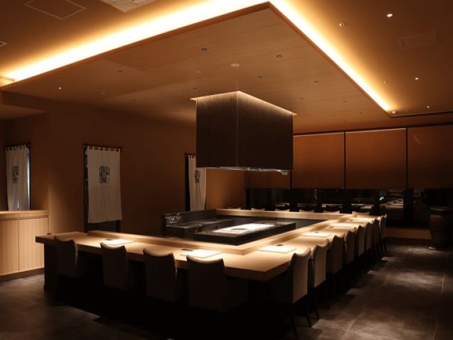 高級旅館レストランサービスのお仕事です