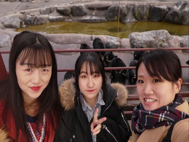 高山までバスで約1時間です。
休みの日は食べ歩きすることもできますよ！