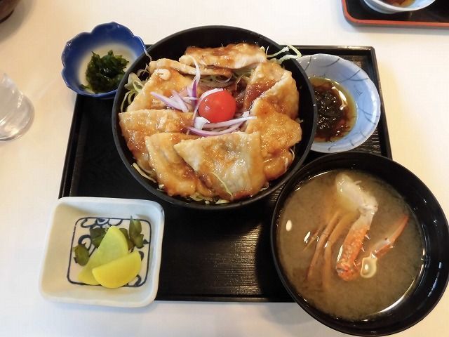 周辺には美味しい海鮮料理が多数！