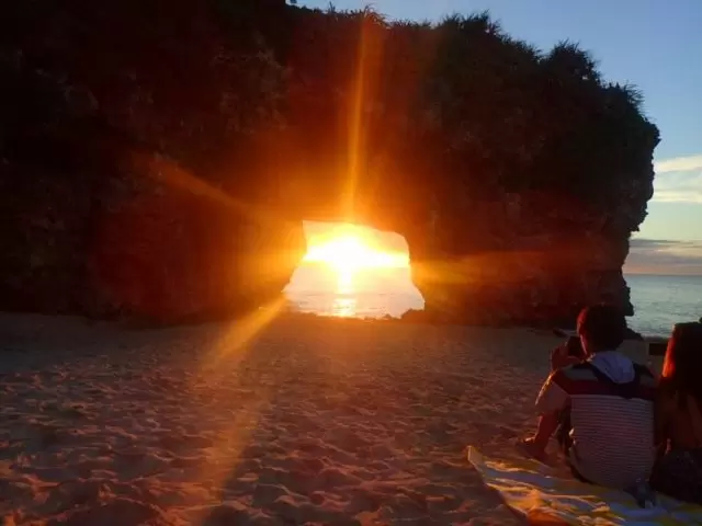 《砂山ビーチ》の絶景の一つ、アーチ岩と夕日のコラボ！！！
