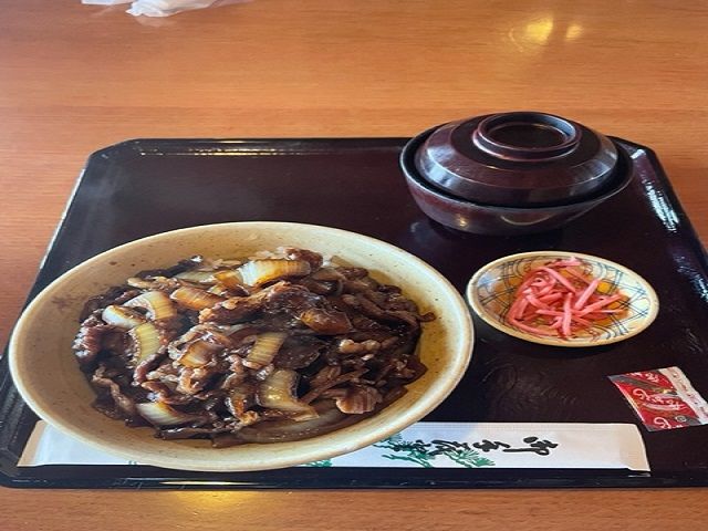 三重といえば伊勢神宮!!
おかげ横丁は豚丼がおすすめです☆