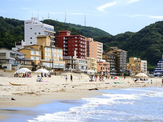 目の前は日本海。夏はビーチも開設されます