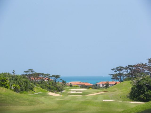 敷地内にはゴルフ場も併設しています！海が目の前のコースは贅沢ですね！！