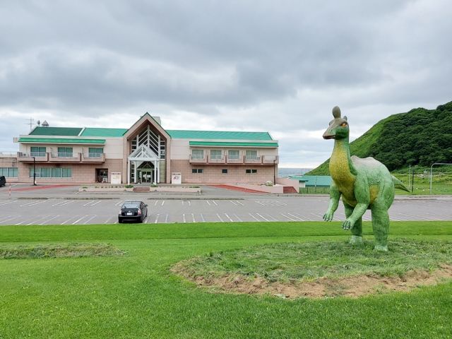 北海道内初として発掘された恐竜のモニュメントが目印♪
