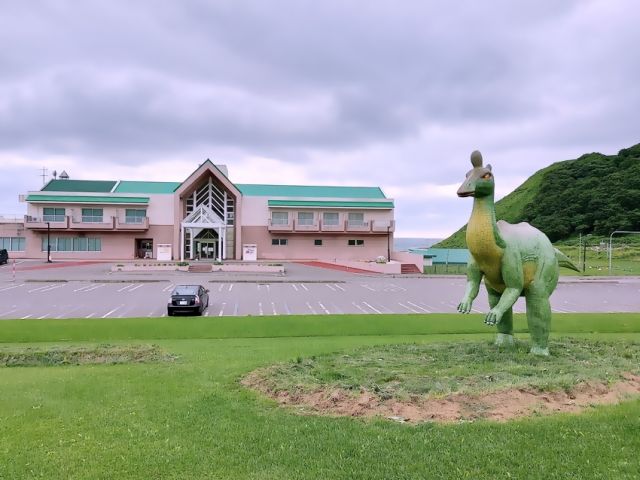 北海道内初として発掘された恐竜のモニュメントが目印♪