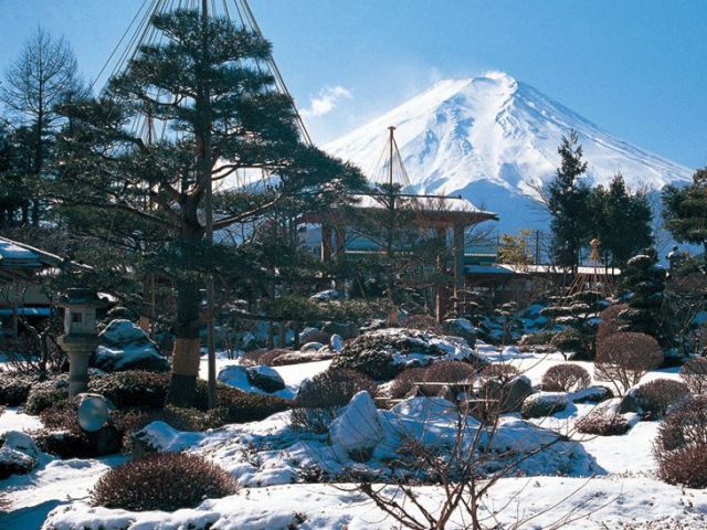 ホテルの日本庭園は四季の移ろいを肌で感じる見事な眺望が魅力☆休日は散策しながら一休み！